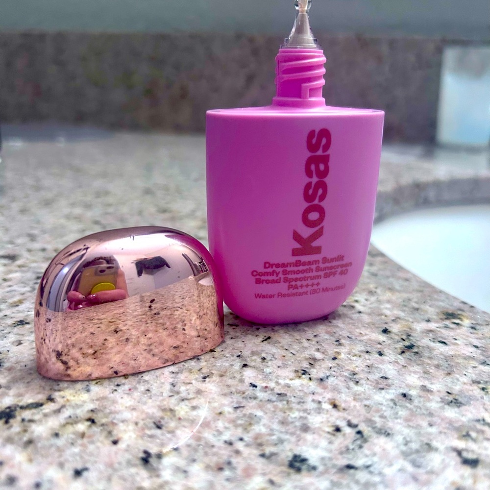 BNWOT. NEVER USED. KOSAS DREAMBEAM SPF 40 PA++++. SHADE SUNLIT.
